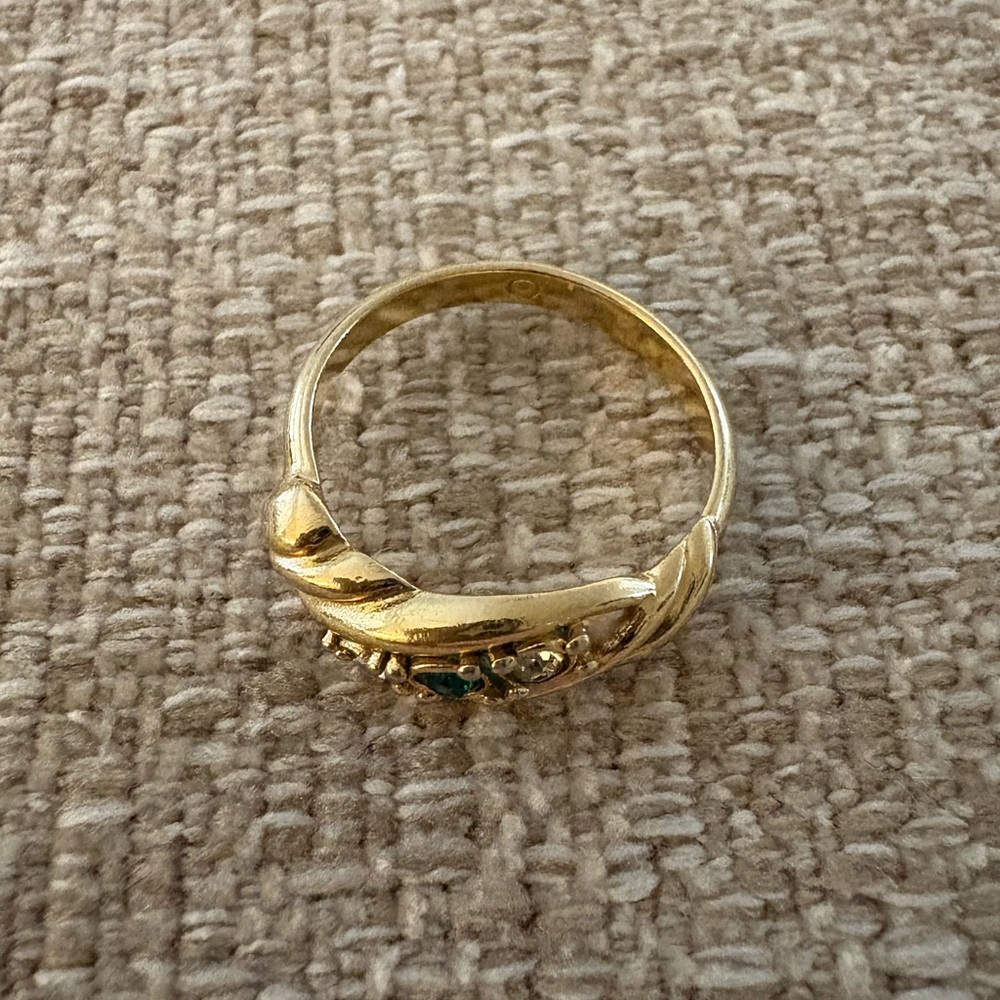 Women's Goldtone Twist Ring with Green/Clear Stones Sz 6.5 - Picture 3 of 7